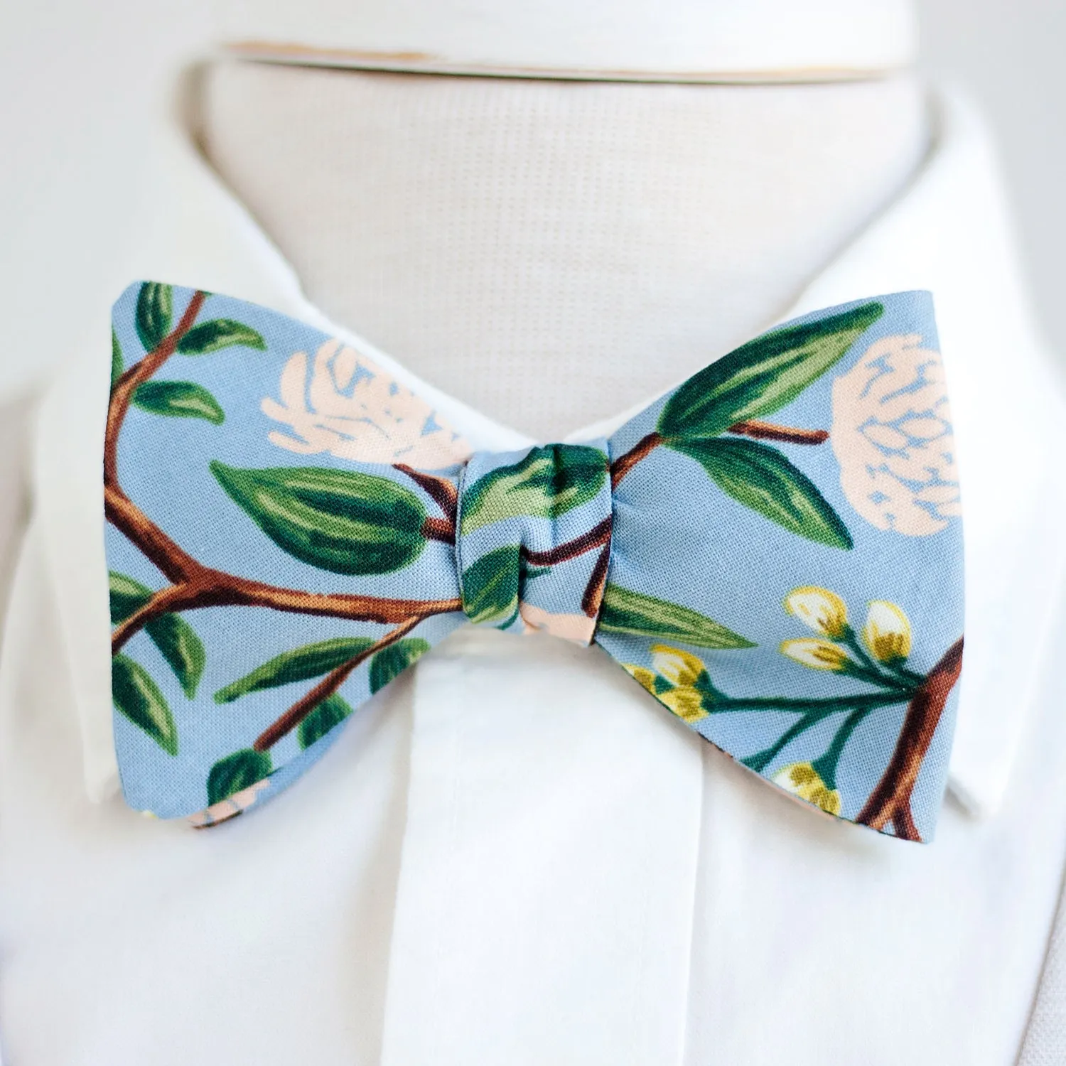 Men's Freestyle Self-Tie Bow Tie / Peonies In Dusty Blue